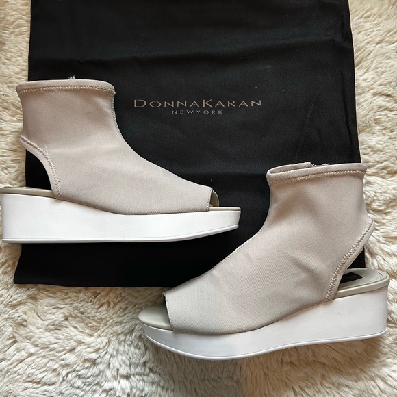 NEW Sz 6 Donna Karan Riviera Peep Toe Platform Sandal Stret Fly Knit Taupe - Picture 3 of 8